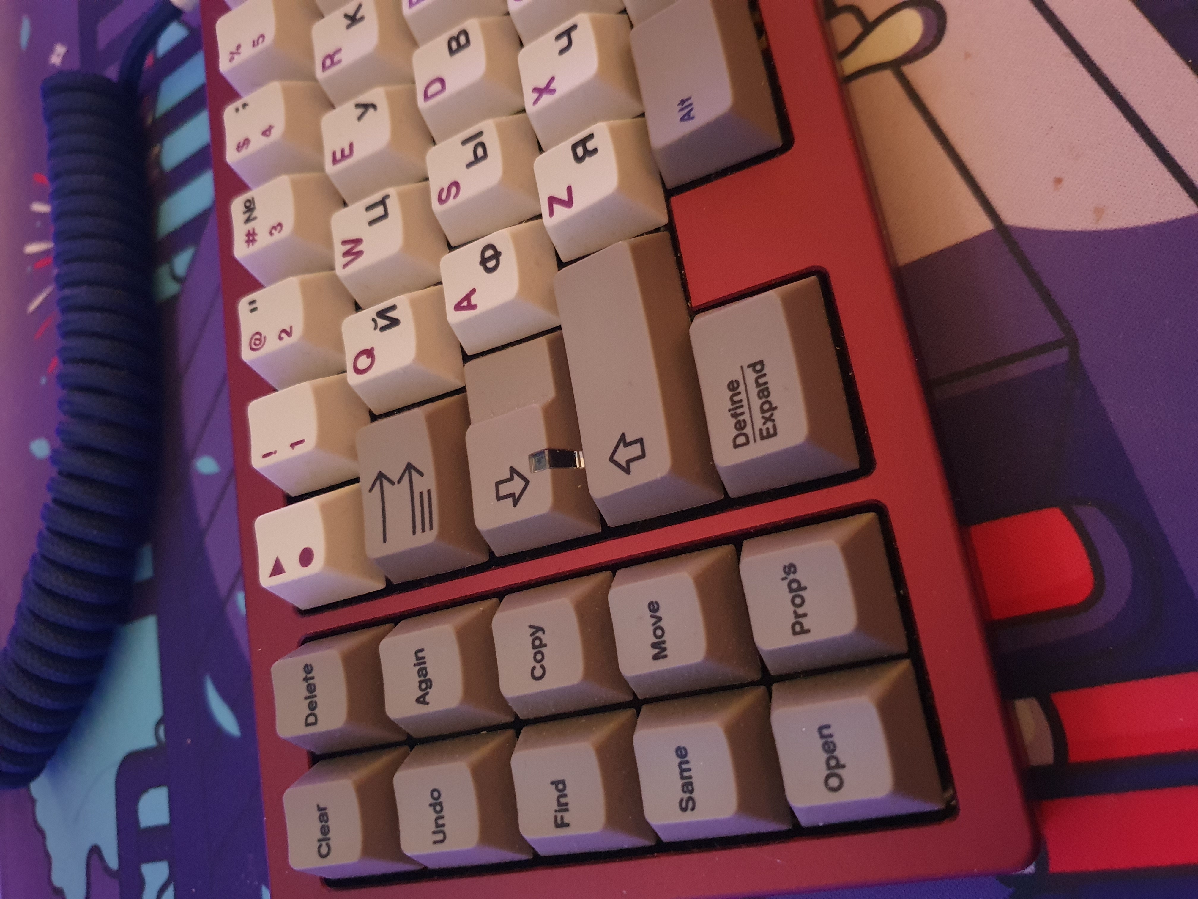 Nærbilde av siden til et mekanisk tastatur